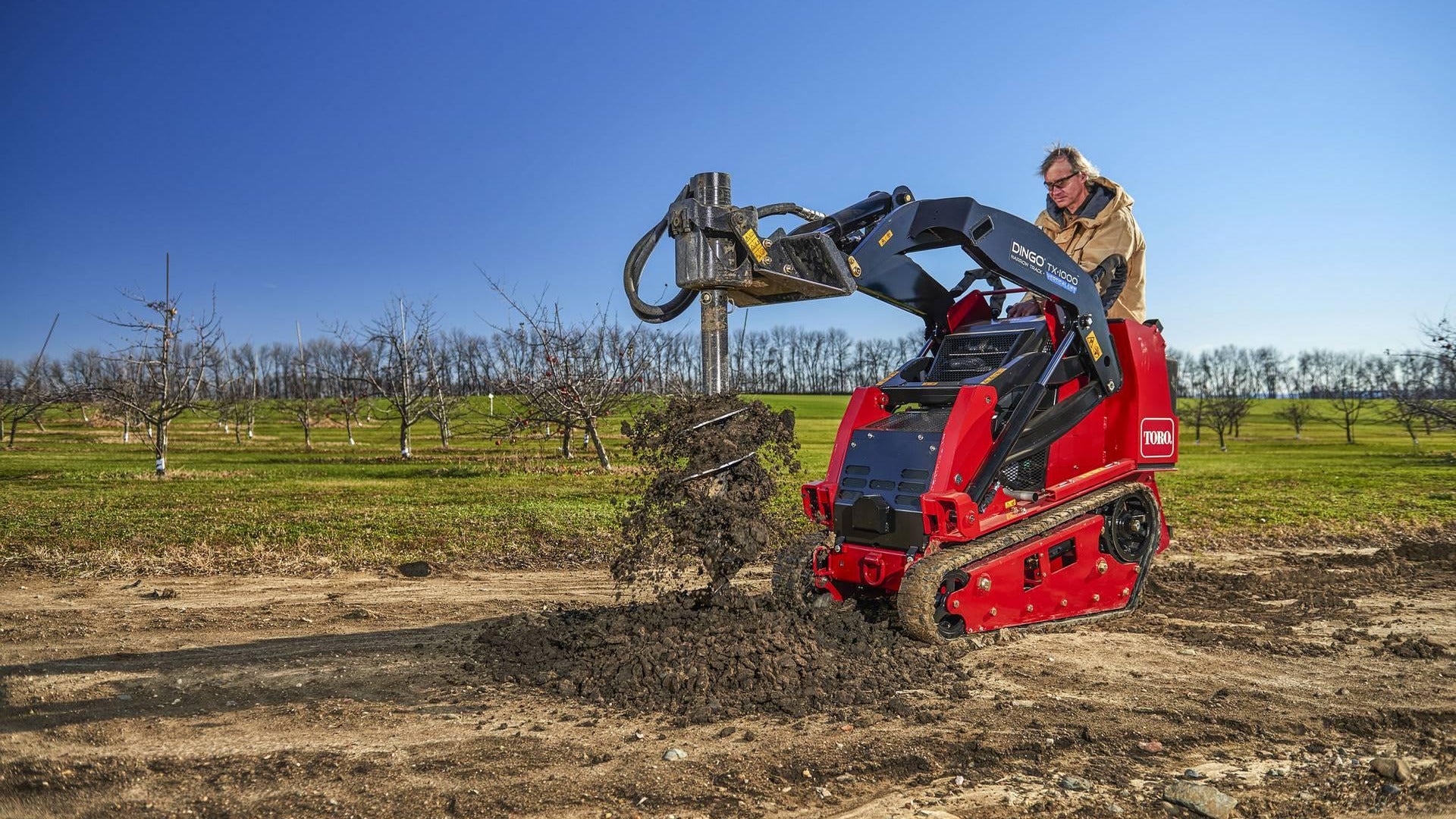Toro Dingo TX1000 Kettenlader mit Erdbohrer im Einsatz