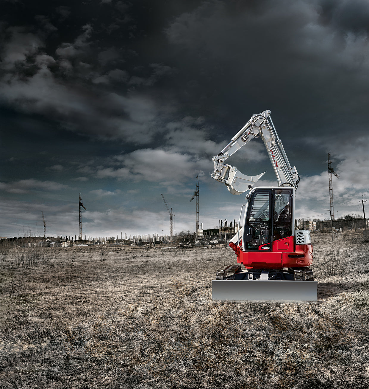 Takeuchi TB138FR mit Baustellenhintergrund