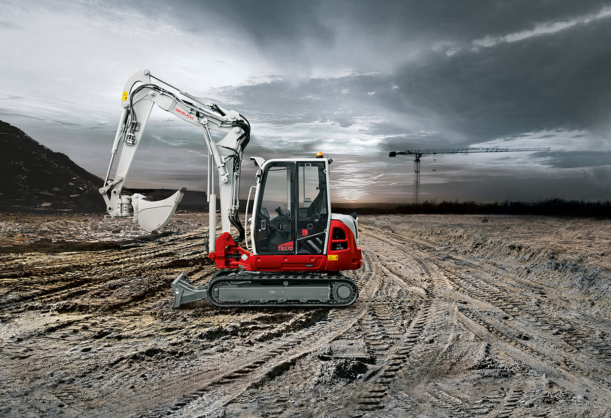 Takeuchi TB370 Bagger mit Baustellenhintergrund Link führt zur Kontaktseite 